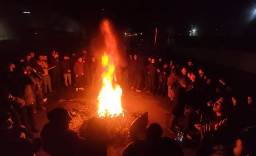 Tekstil işçileri iş bıraktı, arka kapıdan fabrikaya sokulan diğer işçiler de eyleme katıldı