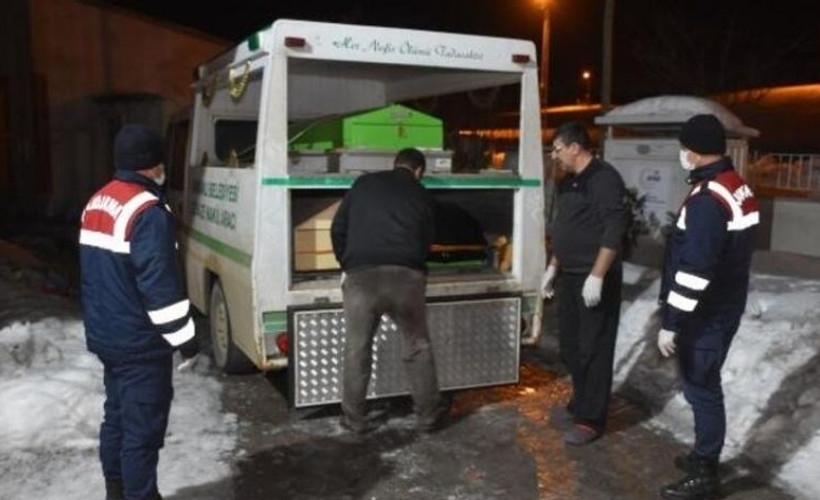 Baba evde parçalanmış, oğlu ise bahçede donmuş halde ölü bulundu