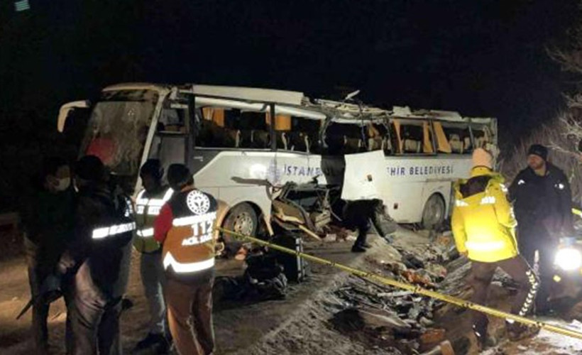 İBB'ye ait yolcu otobüsü devrildi: 2 kişi yaşamını yitirdi