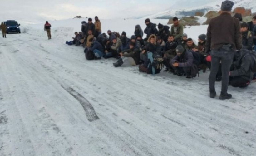 Van’da 2 minibüste 107 mülteci yakalandı