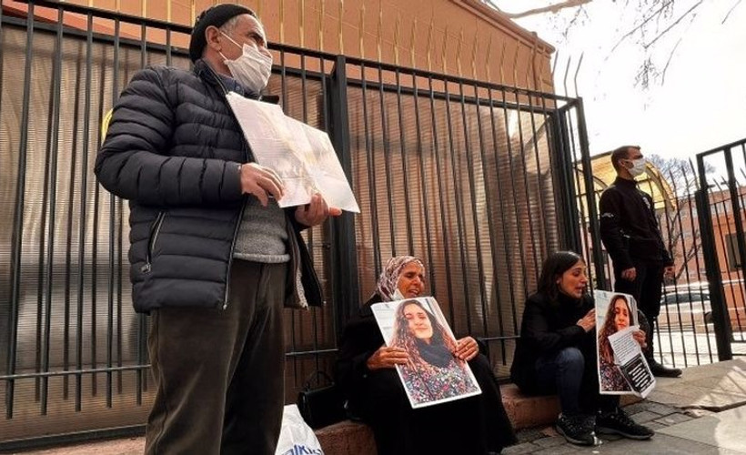 Doku ailesinin ‘adalet’ talebiyle geldiği bakanlığın kapısı zincirlendi