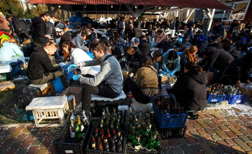 Ukrayna'nın Slovakya sınırında yüzlerce kişi molotof kokteyli hazırlıyor