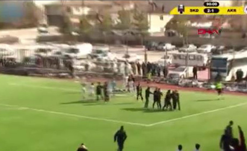Konya'da saha komiseri, akrabasına kırmızı kart veren hakeme saldırdı