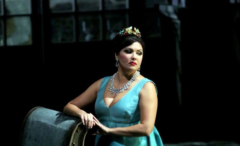 Rus soprano Anna Netrebko, New York Metropolitan Operası tarafından görevden alındı