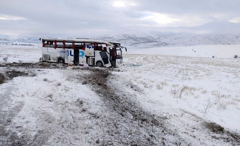 Sivas'ta yolcu otobüsü devrildi: 4'ü ağır 20 yaralı