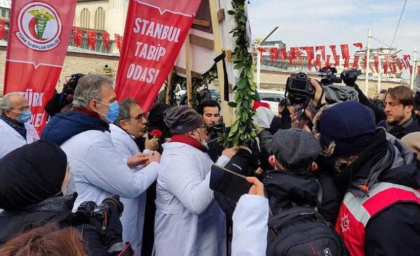 Tıp Bayramı'na polis müdahalesi: 89 yaşındaki hekimi yere düşürdüler