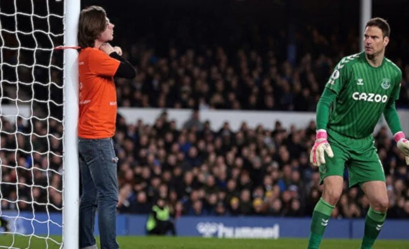 Premier Lig'de bir protestocu kendisini direğe kelepçeledi