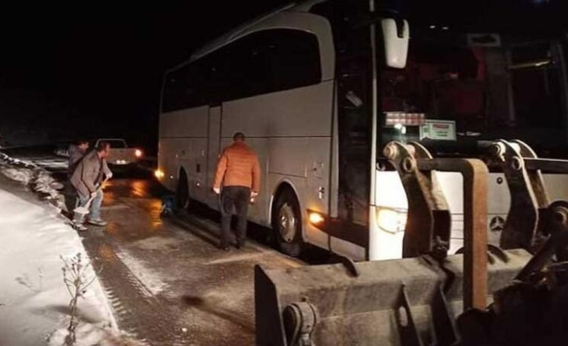 Kar nedeniyle yolda kalan turist otobüsü ekipler tarafından kurtarıldı