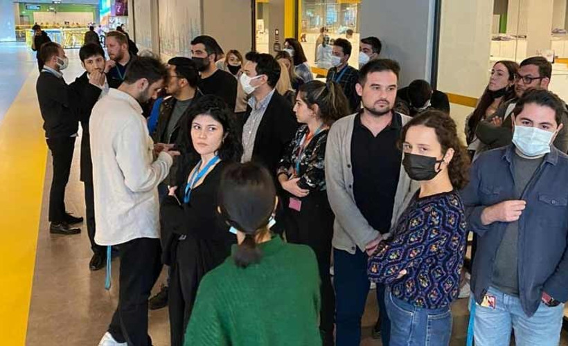 Rektör yardımcısı, asistanların üzerine yürüdü