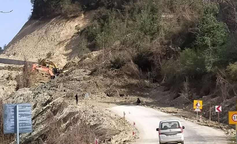 Kastamonu'da aynı gün içinde iki heyelan: Yol ulaşıma kapandı