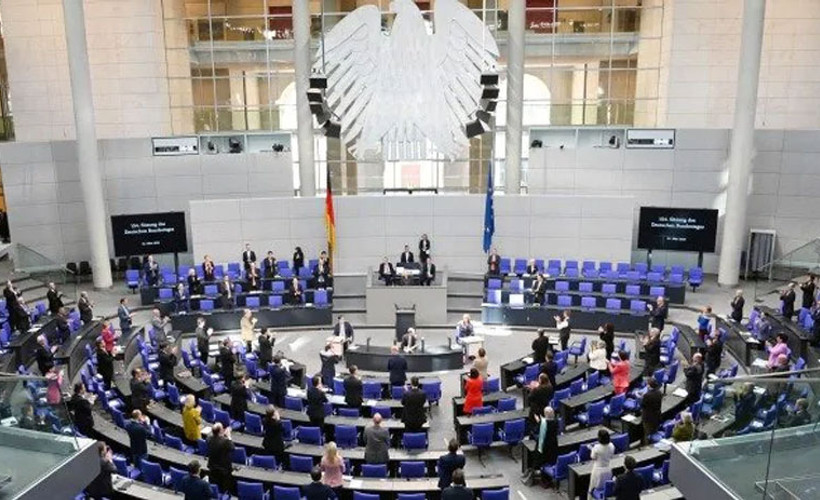 Almanya'da koalisyon hükümetinin zorunlu aşı yasa tasarısı reddedildi