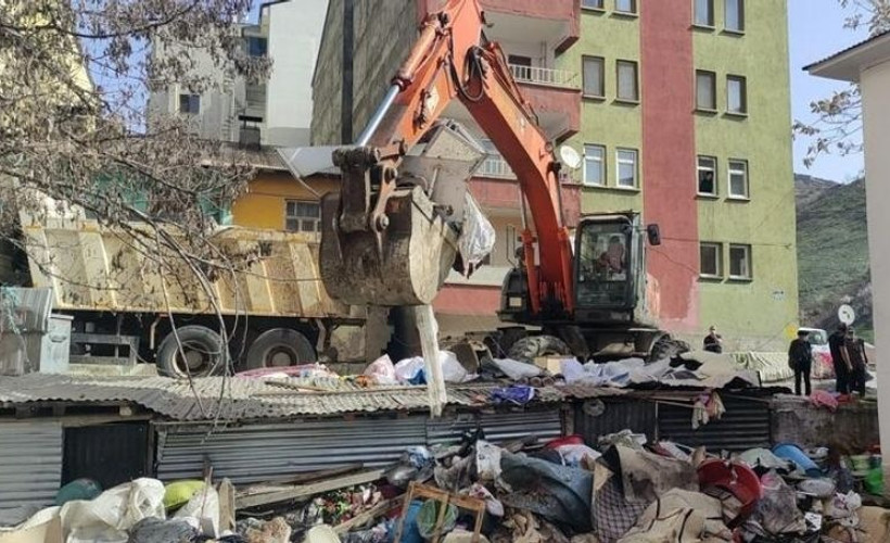 'Kötü koku' şikayeti üzerine gidilen evden 6 ton çöp çıktı