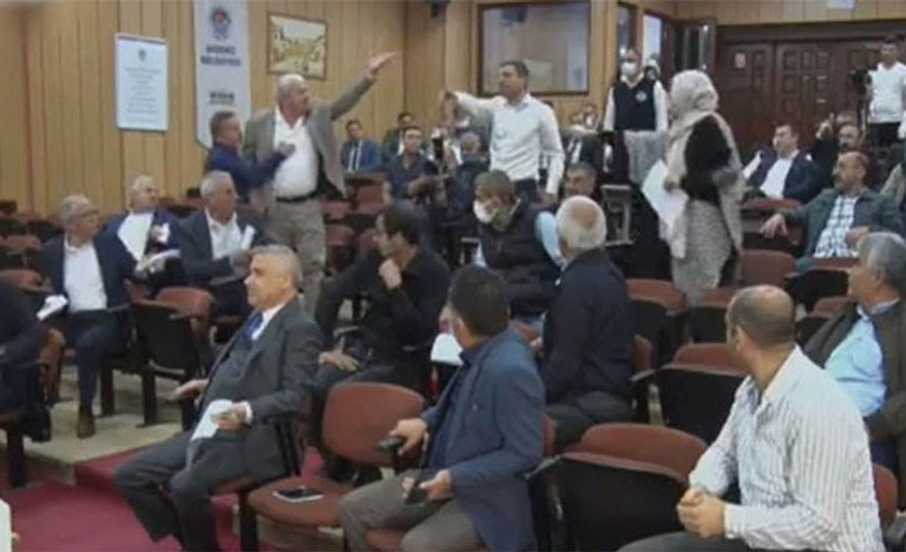 Belediye meclisinde HDP ve MHP'li üyeler arasında tartışma: Silaha gerek yok ben silahım