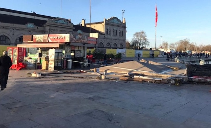 Kadıköy Meydanı'ndaki kaçak yapılar yıkılıyor