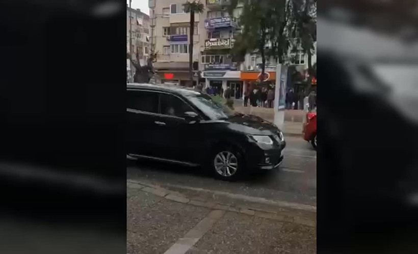 İzmir'de yağmur altında askıda ekmek kuyruğu