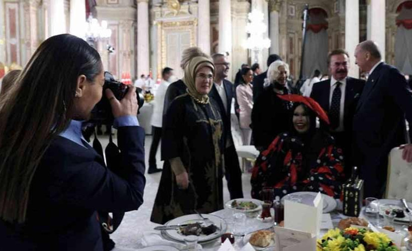 Hülya Avşar, Emine Erdoğan’ın fotoğrafını çekti