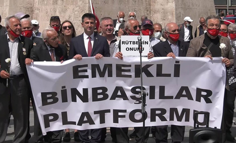 Türkiye'de bir ilk: Emekli binbaşılar maaşları için eylem yaptı