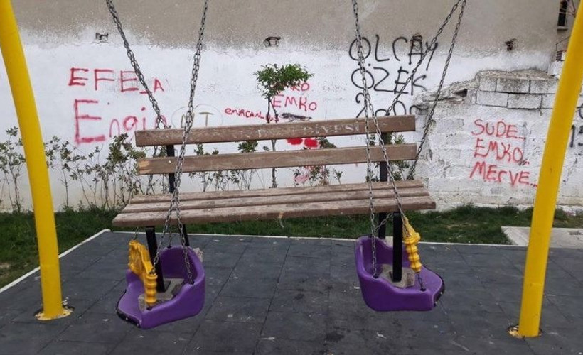 Mahallenin tek çocuk parkına saldırıp, kullanılamaz hale getirdiler