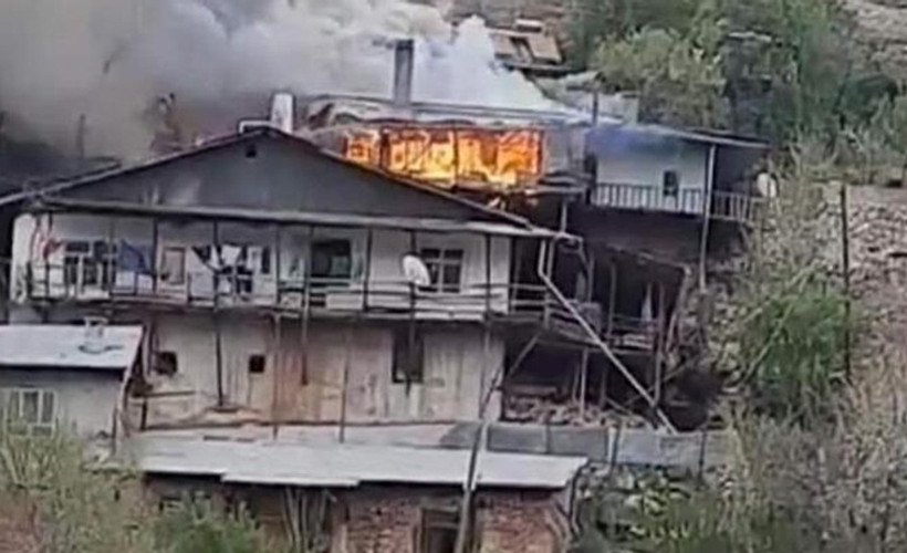 Yangın çıkan ev çöktü; Anne ve oğlu kayıp
