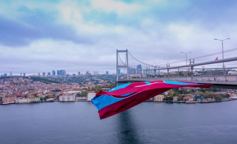 Trabzonspor, İstanbul'da köprüye asılan bayrağı 1967 eşit parçaya bölüp satışa sundu