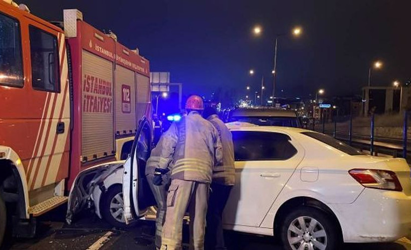 Kazaya müdahale eden itfaiye aracına otomobil çarptı: 4 yaralı
