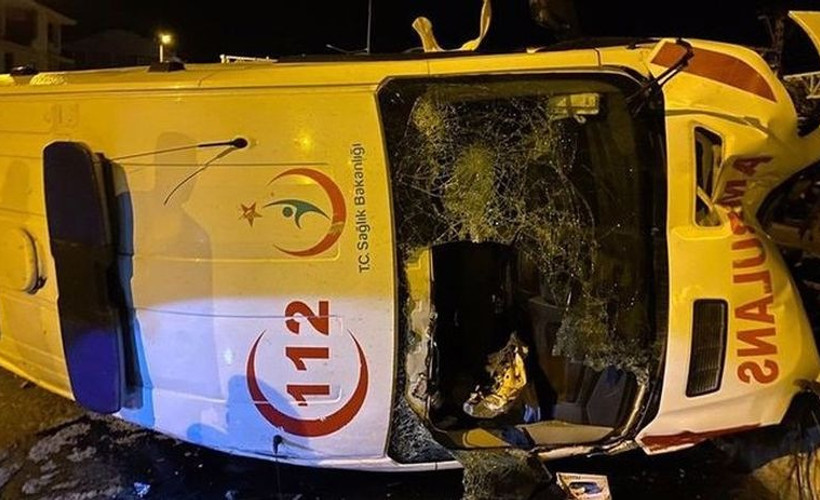 Vakaya giden ambulans kaza yaptı: 3 sağlıkçı yaralandı