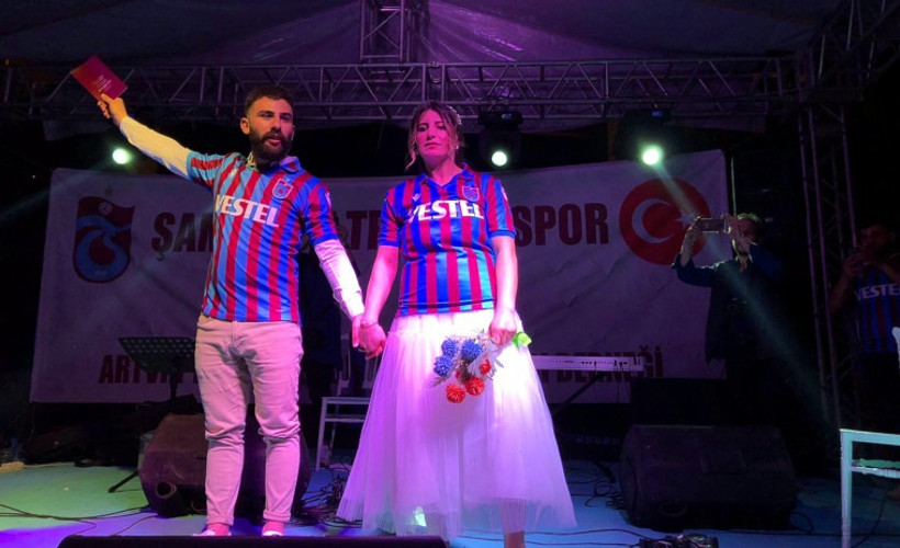 Evlenmek için 6 yıldır Trabzonspor'un şampiyonluğunu bekleyen çift mutlu sona ulaştı