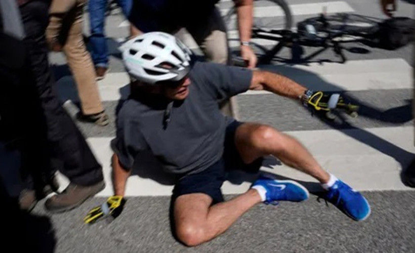 Joe Biden bisikletten düştü