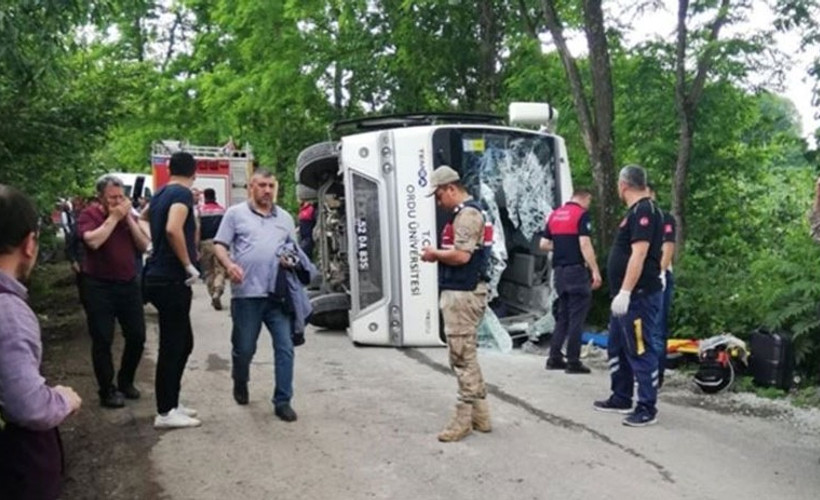 Akademisyenleri taşıyan araç devrildi: 1 kişi öldü, 10 kişi yaralandı