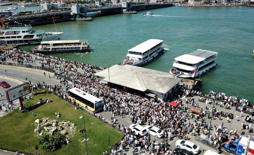 Eminönü'nde vapur sırası yoğunluğu: Dünya buraya akın etmiş gibi
