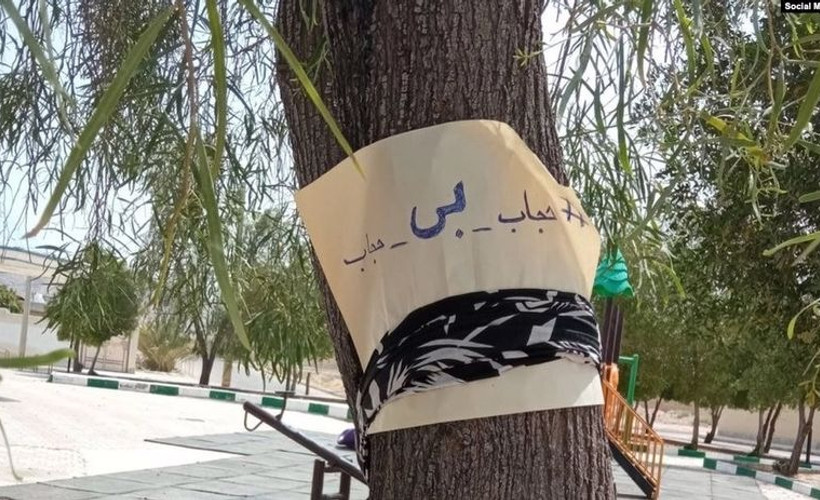 İran'da kadınlar 'Tesettür ve İffet Günü'ne karşı eylemde