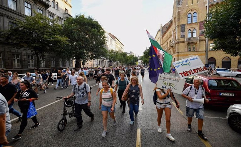 Macaristan'da vergi artışı protestosu: Göstericiler sokakları trafiğe kapattı