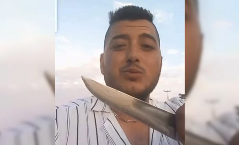Bıçakla ağır yaraladığı eşinin sosyal medya hesabından canlı yayın yaptı