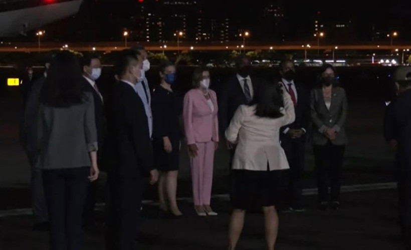 Pelosi Tayvan'a indi