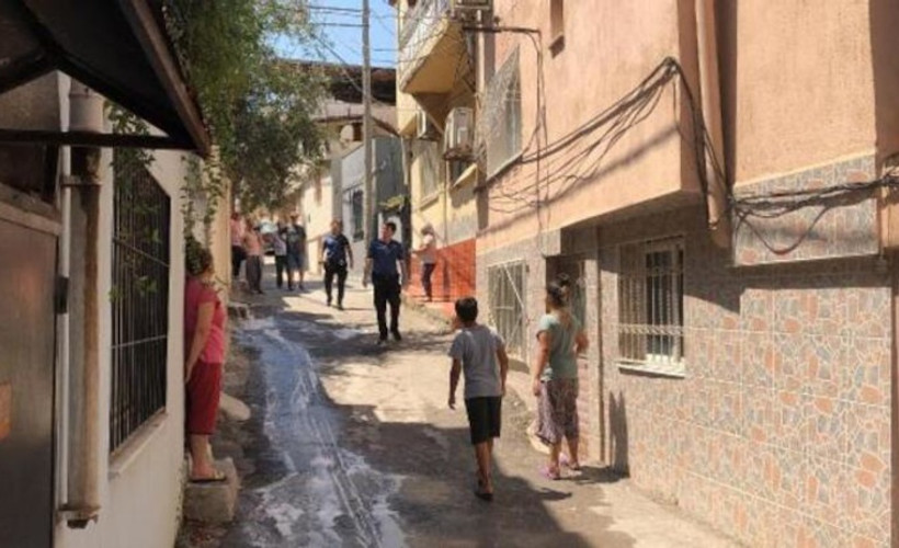 Annesi ve kız kardeşini içeri kilitleyip evi ateşe verdi