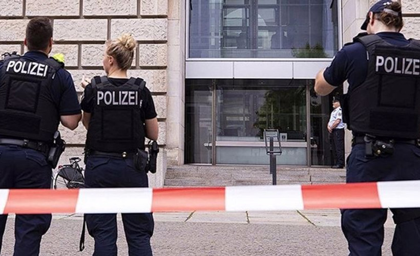 Berlin'de 80'den fazla otomobilin üzerine gamalı haç çizildi