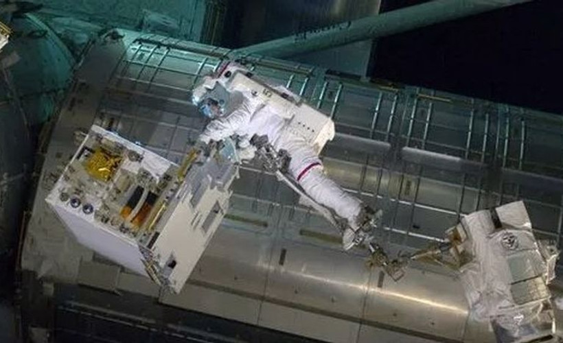 Uzay yürüyüşündeki kozmonota Dünya'dan uyarı: Her şeyi bırak ve hemen geri dön