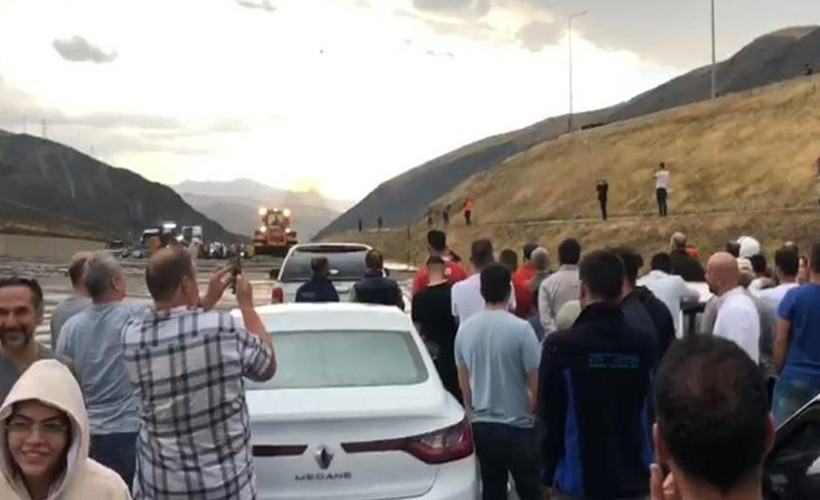 Erzincan-Sivas kara yolu heyelan nedeniyle ulaşıma kapandı