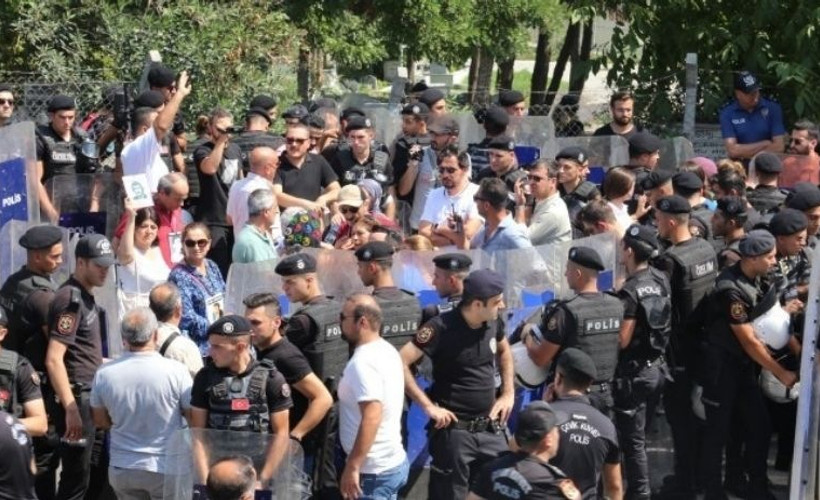 Cumartesi Anneleri'ne mezarlıkta polis engeli: 14 kişinin gözaltı süresi uzatıldı