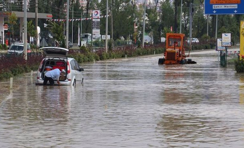 Kastamonu ve Bartın'ı sağanak vurdu: Yüzlerce ev ve iş yerini su bastı, trafik aksadı