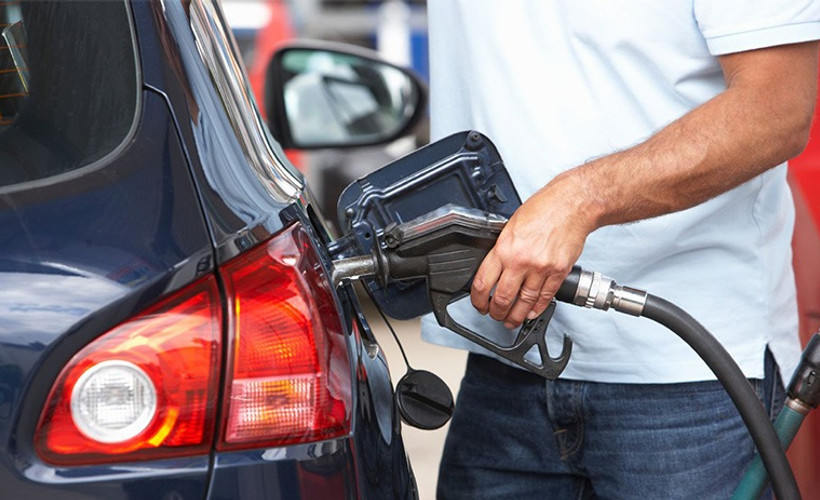 Benzin ve motorine bu gece yapılacak büyük zam ertelendi