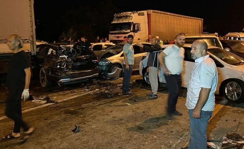 Akan yakıtla kayganlaşan yolda 23 araç çarpıştı: 9 yaralı