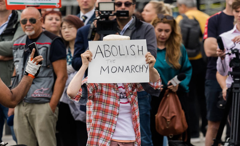 İngiltere'de ifade özgürlüğü tartışması: Monarşi karşıtı bazı eylemciler gözaltına alındı