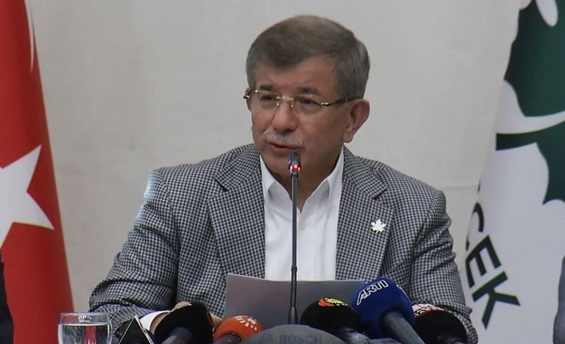 Davutoğlu: Geçiş sürecini yönetecek cumhurbaşkanının parti kimliği dışında olması daha doğru