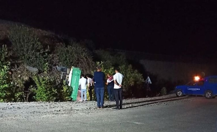 Adana'da traktör devrildi: 1 ölü, 1 yaralı