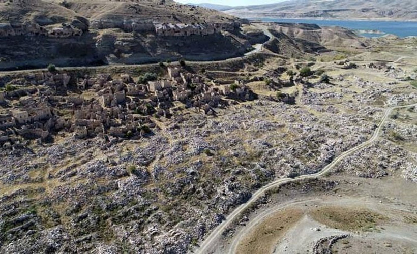 Baraj suları çekildi: Eski mahalle ortaya çıktı