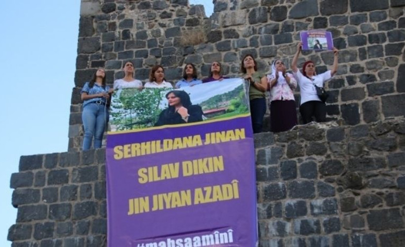 Diyarbakır Surları'na Mahsa Amini pankartı asıldı