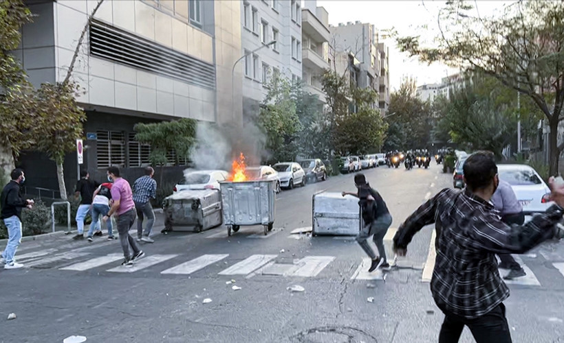 İran'ın en prestijli üniversitesinde polis öğrencilerle çatıştı