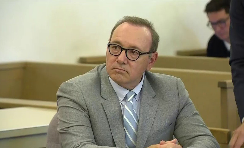 Kevin Spacey, cinsel saldırı davasında tekrar hakim karşısına çıktı