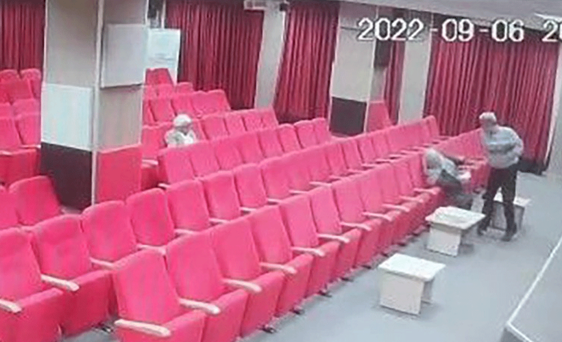 Aydınlar Ocağı konferansında protokol koltuğuna oturan kadın darp edildi